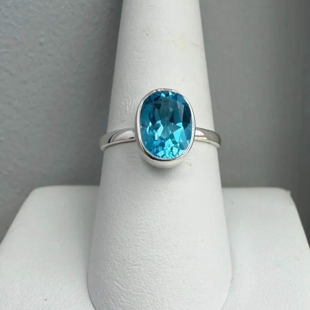 NWT 7x10mm oval cut faceted Swiss Blue Topaz‎ solitaire ring in sterling silver!